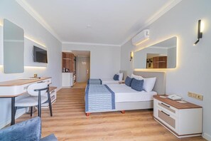 Standaard tweepersoonskamer, balkon, uitzicht op stad | Een kluis op de kamer, geluiddichte muren