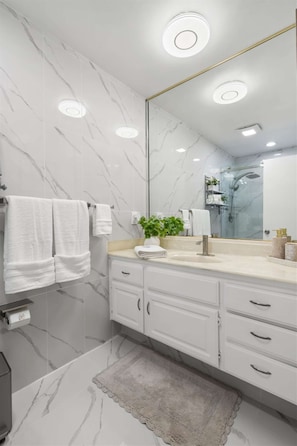 Bathroom - Grand 6BR Home, 6 min to Raging Waters & Fairplex (La Verne)
