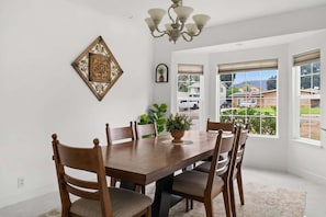 Dining - Grand 6BR Home, 6 min to Raging Waters & Fairplex (La Verne)