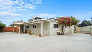Unclassified image, 2 of 70, button - Grand 6BR Home, 6 min to Raging Waters & Fairplex (La Verne)