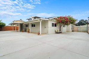 Exterior - Grand 6BR Home, 6 min to Raging Waters & Fairplex (La Verne)