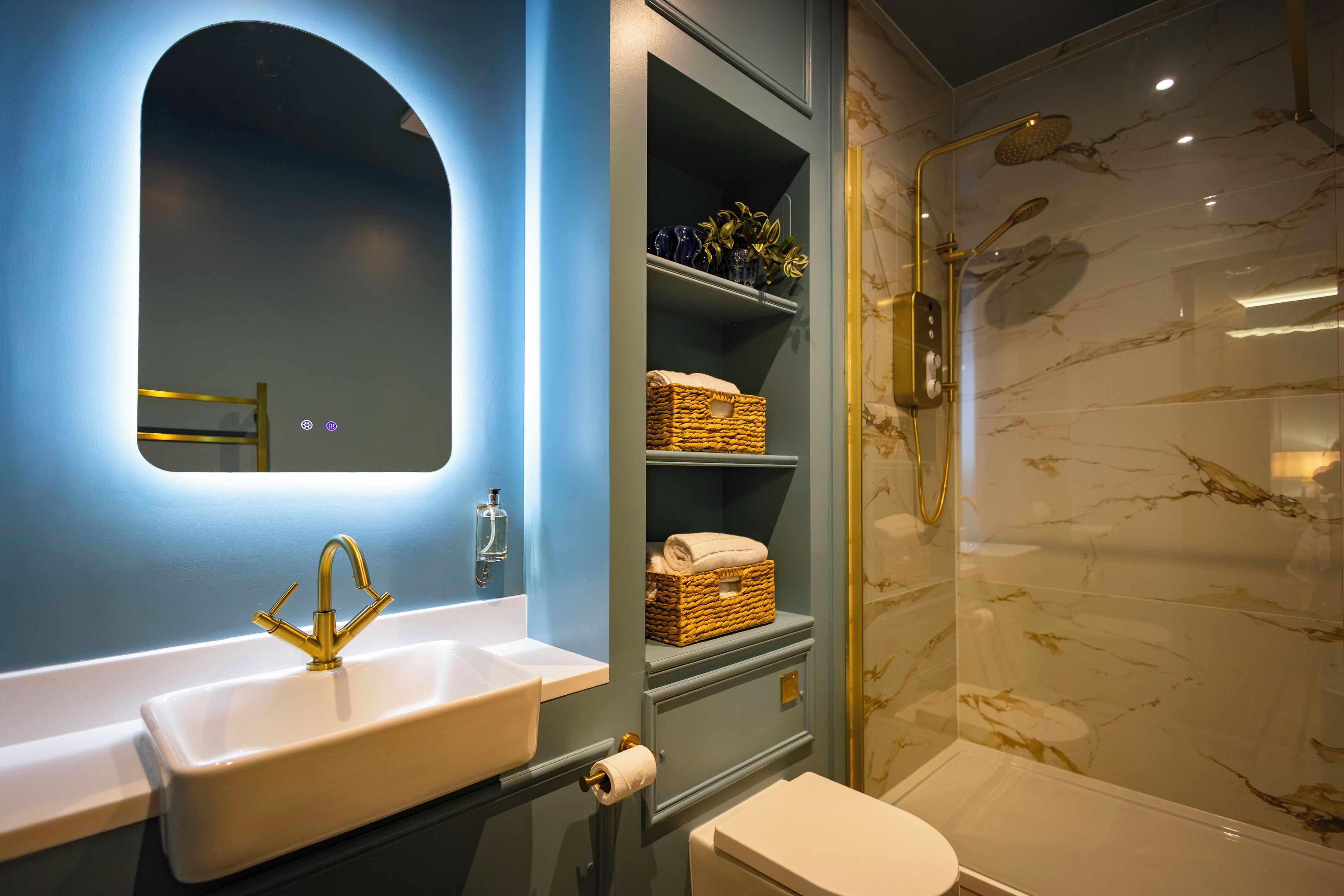 Une salle de bain avec un lavabo, des toilettes et une douche.