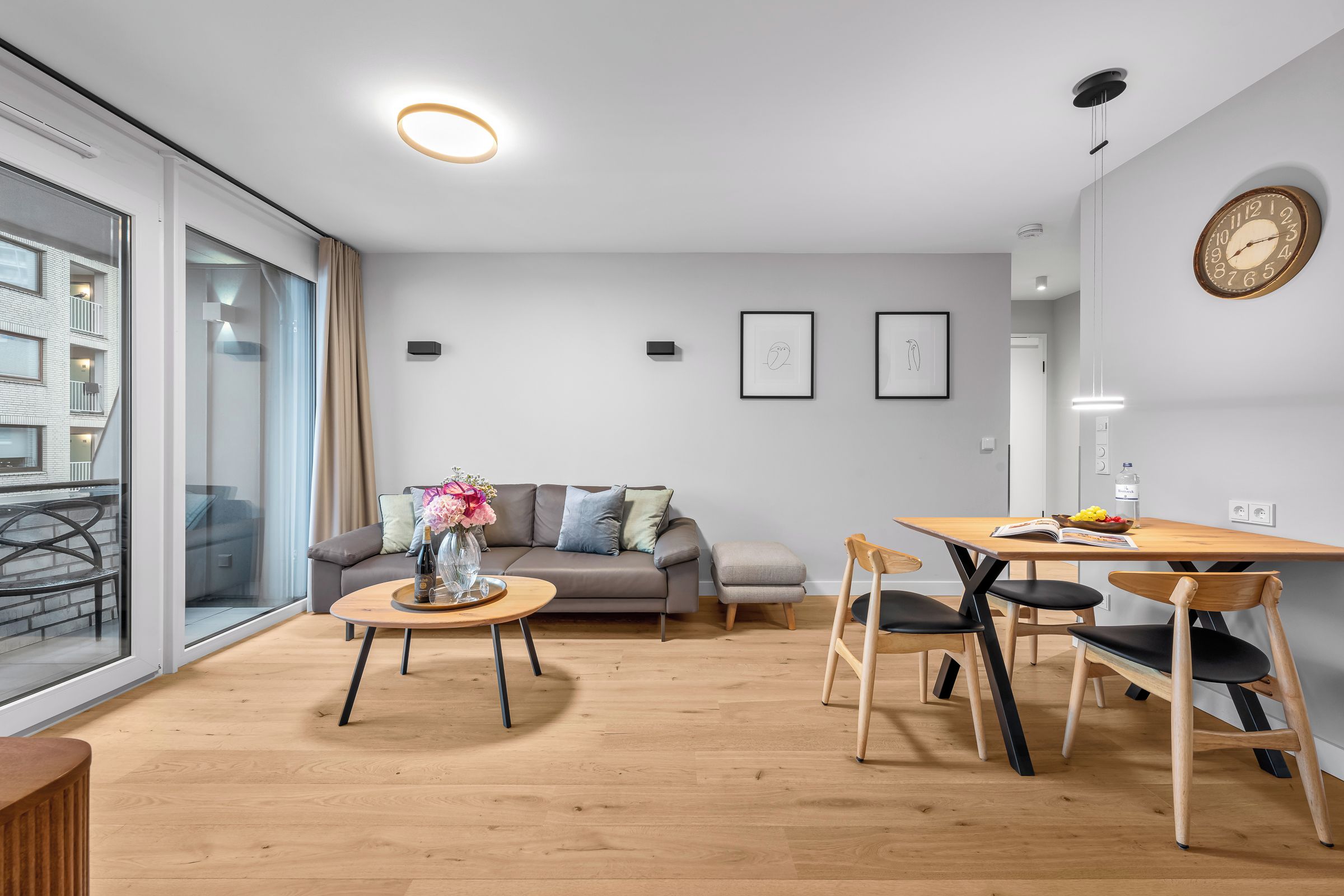 Ein modernes Wohnzimmer mit einer Couch, einem Couchtisch und einem Essbereich.