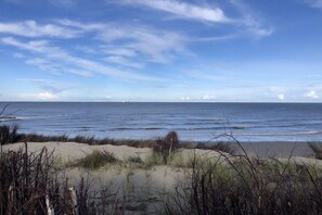 A beach with sand dunes and the ocean. - Bründermann holiday apartment (Edewecht)
