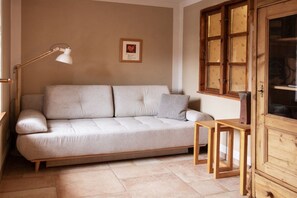 A room with a sofa, a desk, and a cabinet. - Holiday apartment with 5 bedrooms (Rathmannsdorf)