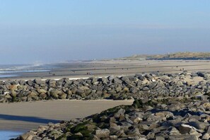 A beach with a rocky breakwater and a clear view of the ocean. - Zeewind Bredene - Belgian coast (Bredene)