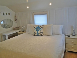 Room - Charming Seaside Condo in Hyannis (Hyannis)
