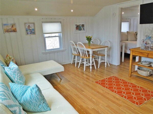 Living area - Charming Seaside Condo in Hyannis (Hyannis)