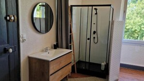 Bathroom - Vrbo Property (Oloron-Sainte-Marie)