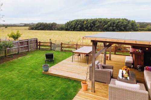 Period Cotswold Cottage with outdoor bar & open views