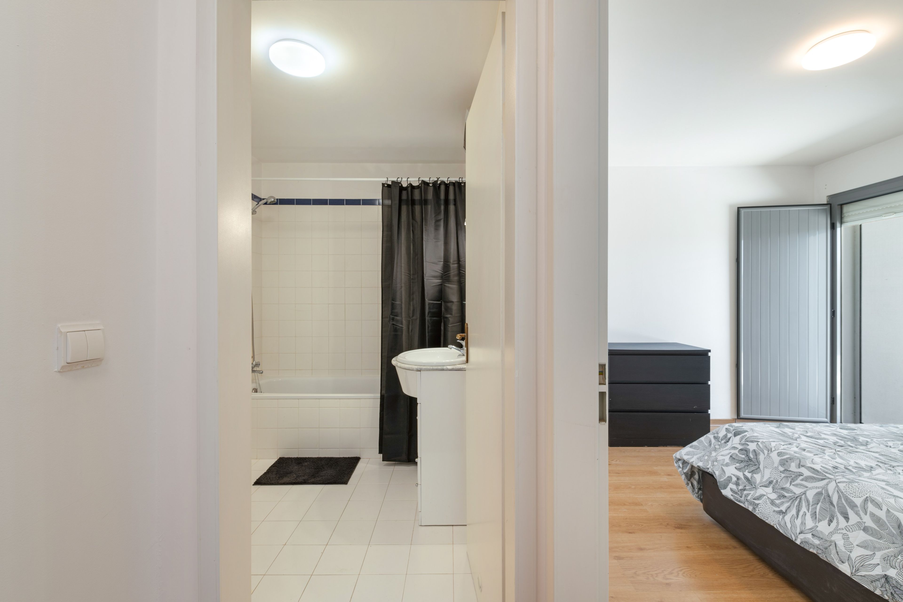 Tabla de planchar con plancha, wifi, ropa de cama