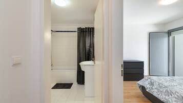 Tabla de planchar con plancha, wifi, ropa de cama