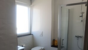 Bathroom - Vrbo Property (Holtzheim)