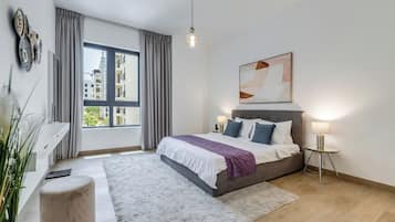 Deluxe appartement, 1 slaapkamer, balkon, uitzicht op tuin | Een bureau, een strijkplank/strijkijzer, gratis wifi