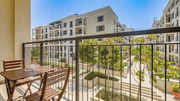 Deluxe appartement, 1 slaapkamer, balkon, uitzicht op tuin | Balkon