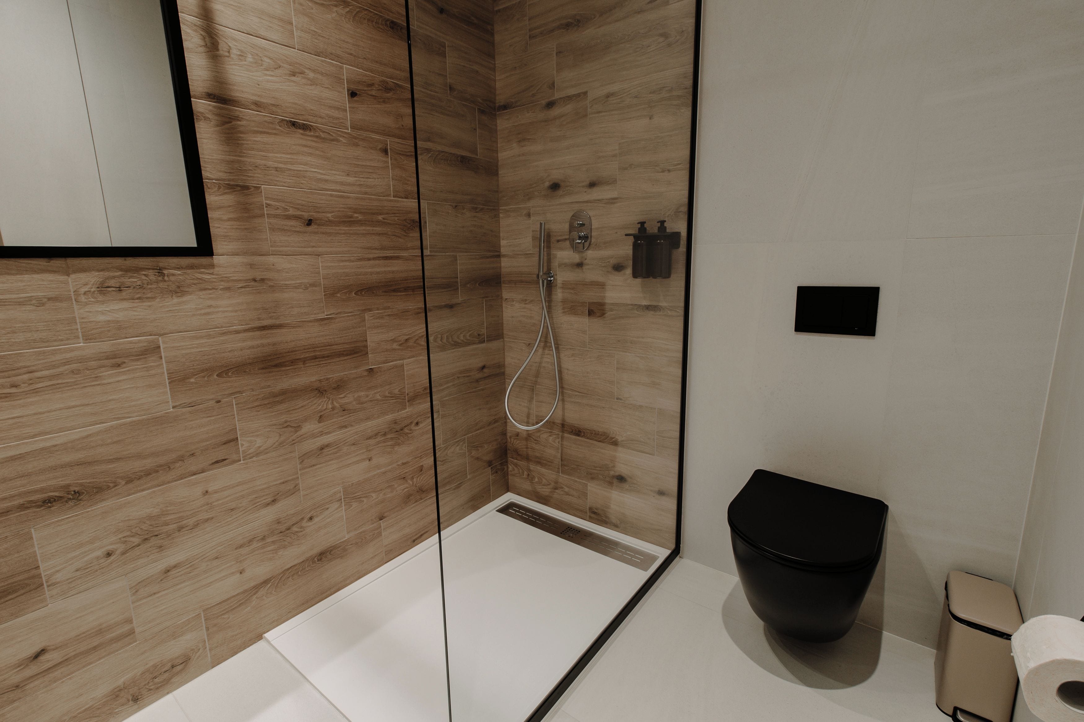Un bagno moderno con cabina doccia, un water e un bidet.