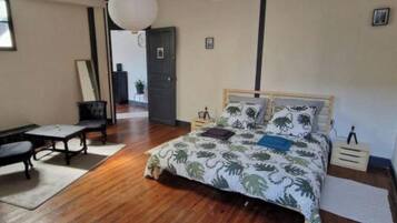 Iron/ironing board, WiFi, bed sheets
