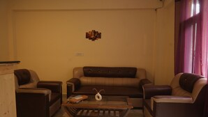 Premium-Zimmer, Bergblick | Wohnbereich