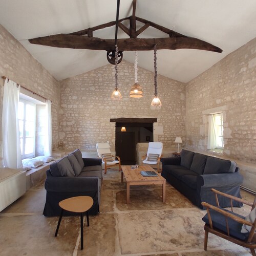 Le Pressoir du Château de Clerbise—a spacious, charming vacation rental with a private pool