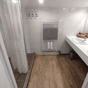 A bathroom with a shower, a sink, and a towel rack. - Le Pressoir du Château de Clerbise—a spacious, charming vacation rental with a private pool (Belluire)