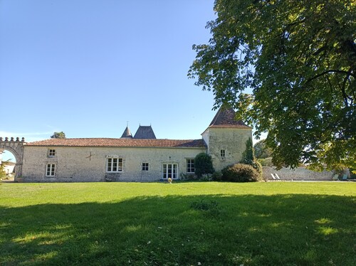 Le Pressoir du Château de Clerbise—a spacious, charming vacation rental with a private pool