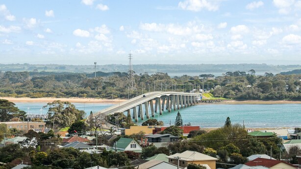 A coastal bridge with a clear view of the surrounding landscape, including residential buildings and a beach. - Panorama Bay Escape San Remo (San Remo)