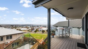 A balcony with a view of a residential area and the sea. - Panorama Bay Escape San Remo (San Remo)