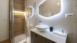Shower, hair dryer, bidet, towels - Classic Double Room with a Window Overlooking the Sea (Salerno)