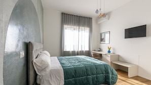 Desk, iron/ironing board, travel cot, free WiFi - Classic Double Room with a Window Overlooking the Sea (Salerno)