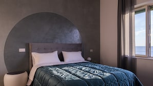 Desk, iron/ironing board, travel cot, free WiFi - Classic Double Room with a Window Overlooking the Sea (Salerno)
