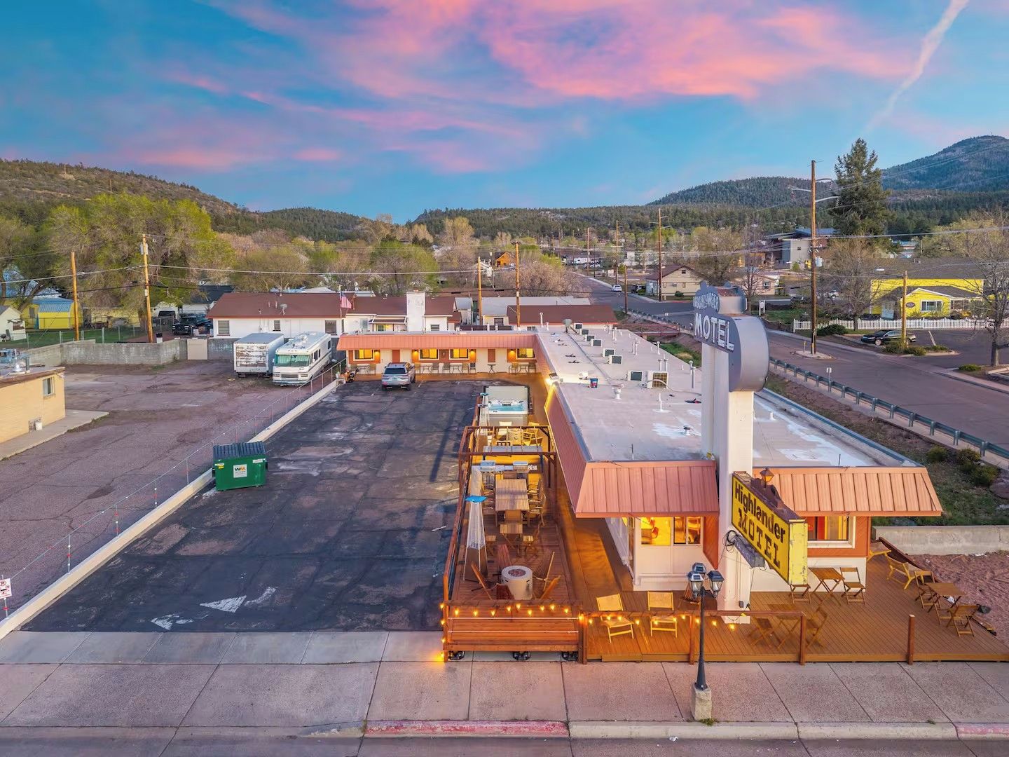 Un motel doté d’un grand parking, d’une piscine et offrant une vue sur les collines environnantes.