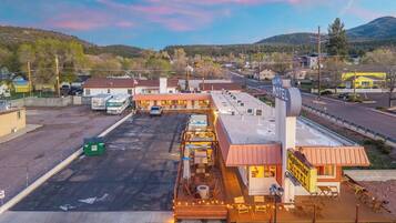 Un motel doté d’un grand parking, d’une piscine et offrant une vue sur les collines environnantes.