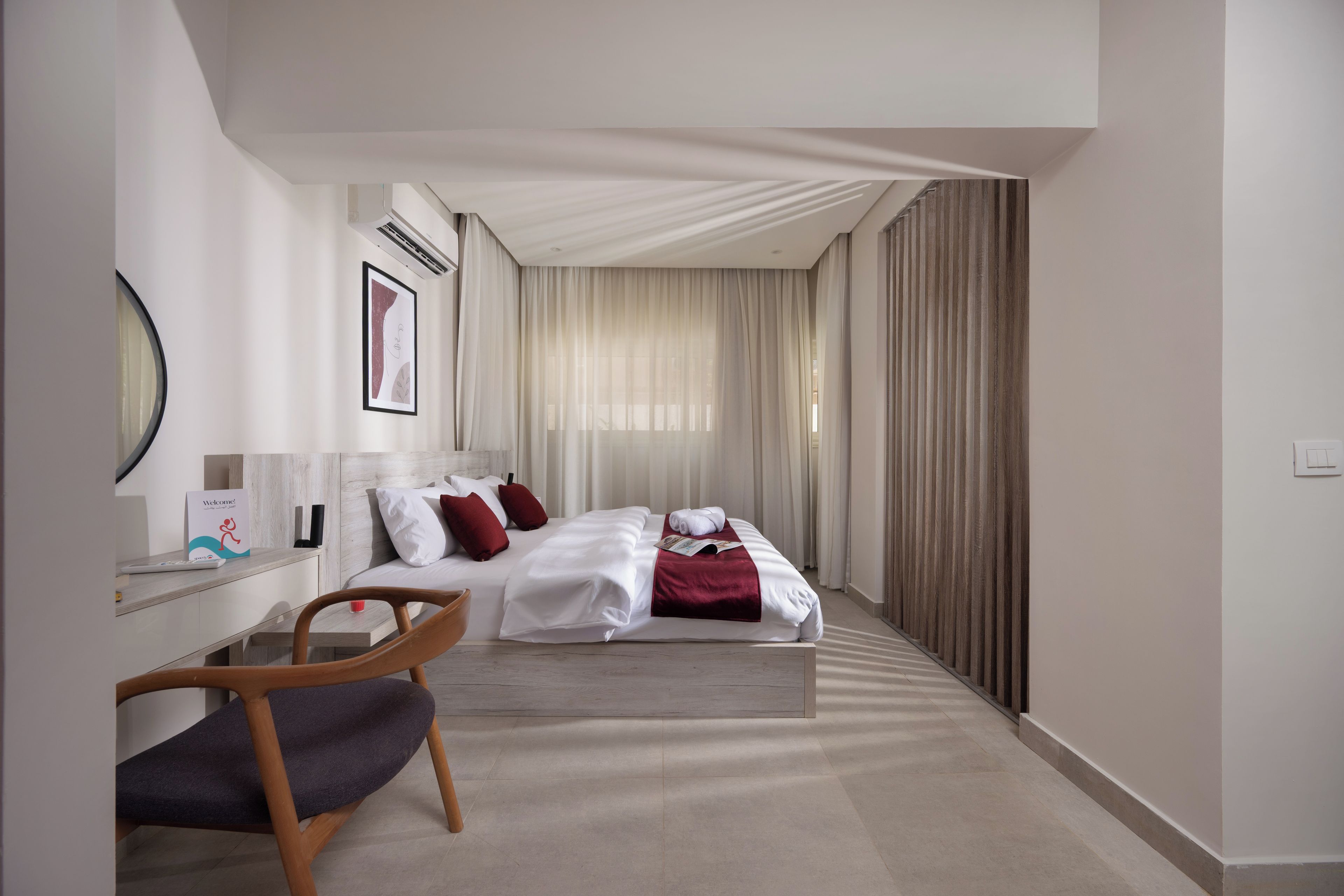 Une chambre d’hôtel moderne, équipée d’un lit, d’un bureau et d’une chaise.