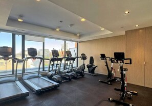 A gym with treadmills, elliptical machines, and stationary bikes. - *2 Bed Condo* Near UofT/Rogers/Scotia/Hospital/Gym (Toronto)