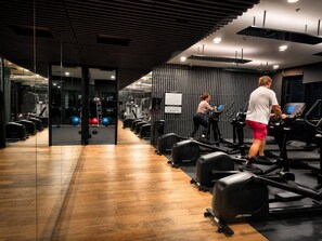 Ett gym med löpband, träningsbollar och styrketräningsmaskiner.