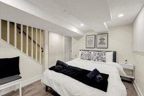 Cozy secondary sleeping area with minimalist decor, located in a quiet corner of the home. - *Grand House* Sleeps 10 - Vibrant Home next to DT (Toronto)
