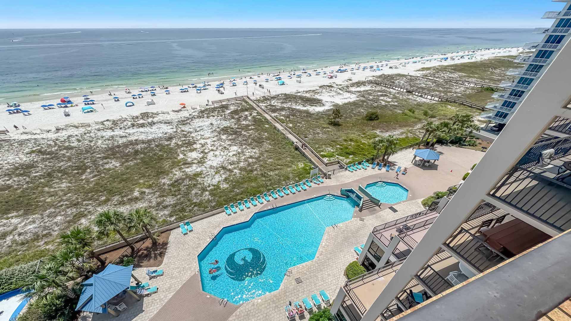 Ein Resort mit Pool, Strand und Meerblick.