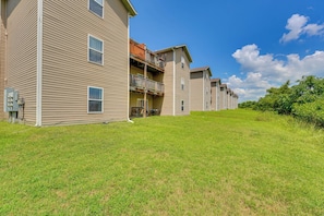 A row of multi-story buildings with a flat roof and a grassy front yard. - Branson Condo Near Shows, Dining & Table Rock Lake (Branson)