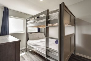 A bunk bed room with a desk and a window. - Spacious Condo With Spectacular Views (Branson)
