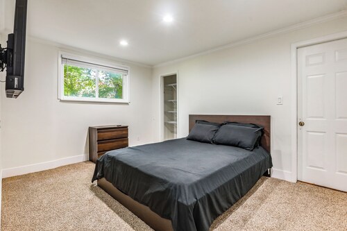 Cincinnati-area Condo: Near Shops & Dining