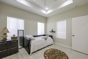 Un dormitorio con cama, cómoda y puerta.