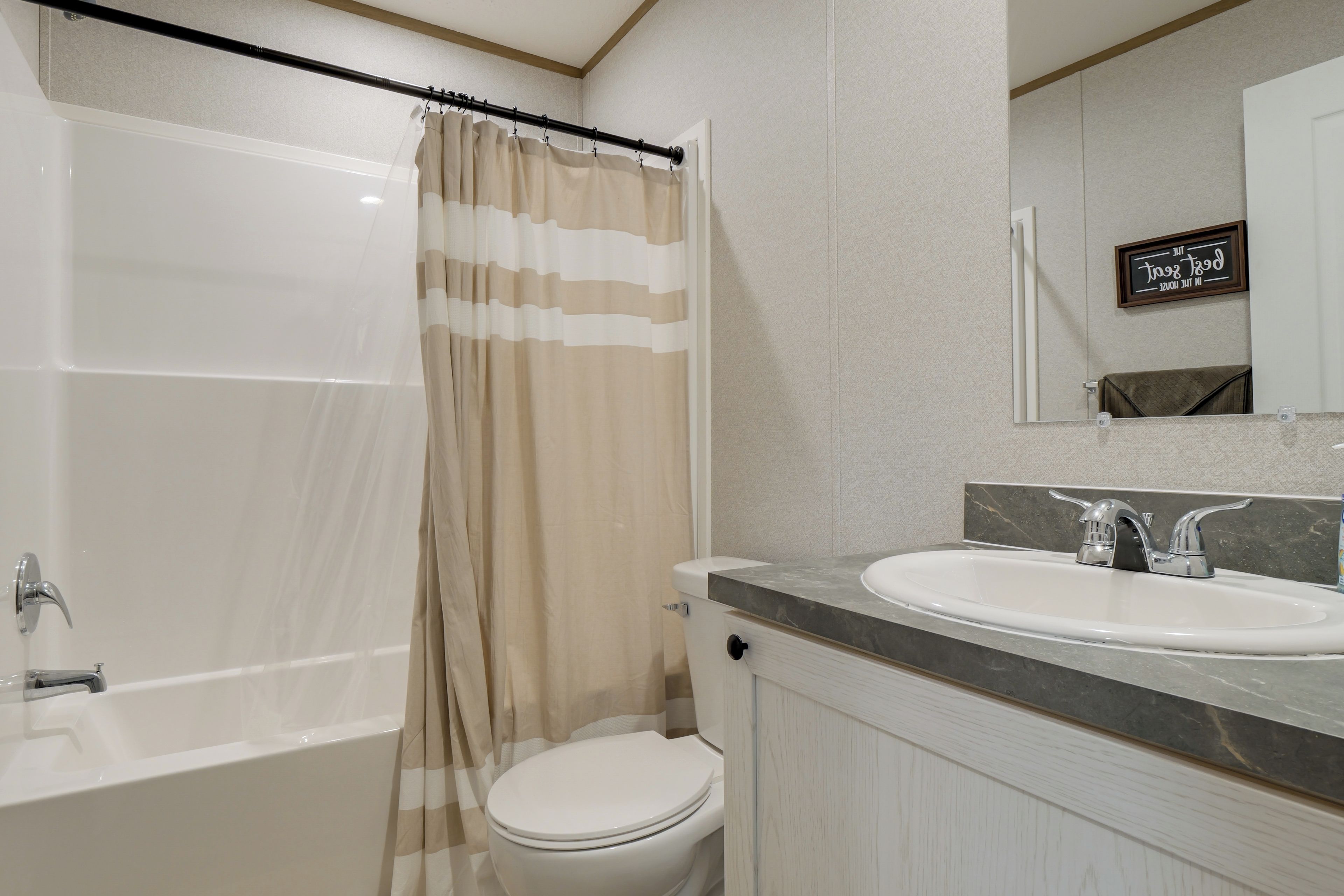 Une salle de bain avec une baignoire, des toilettes et un lavabo.