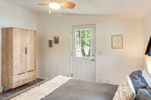 A bedroom with a bed, a wardrobe, a door, and a window. - Mtn-view Colorado Escape 11 Mi to Ouray (Ridgway)