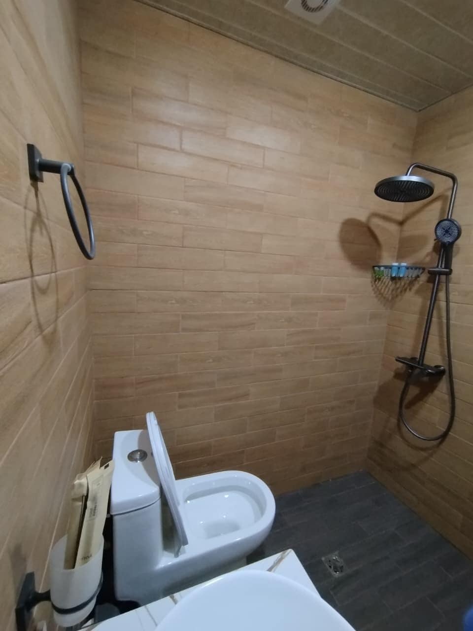 Un baño pequeño con inodoro, bidé y ducha.