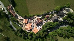 Een overzicht vanuit de lucht van een woongebied met meerdere huizen, wegen en groene ruimtes.