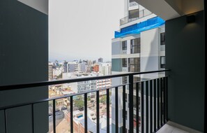 A high-rise building with a view of a cityscape through a balcony railing. - w Charming Loft w Balcony in Prime Miraflores (Lima)