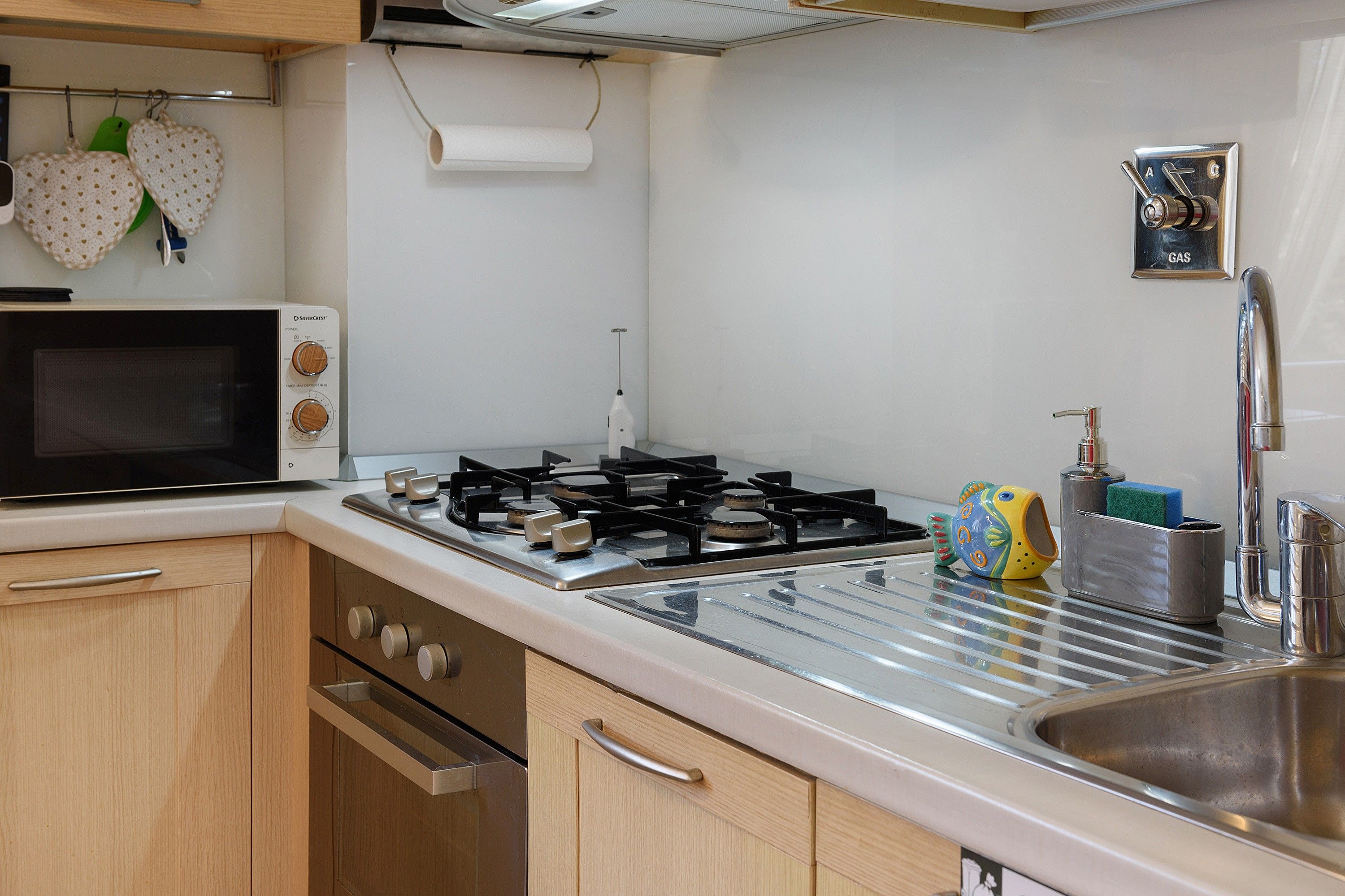 Coffee/tea maker, fridge, microwave, oven
