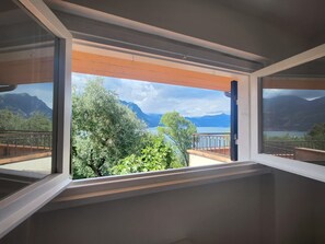 Un balcon avec vue sur un lac et des montagnes.