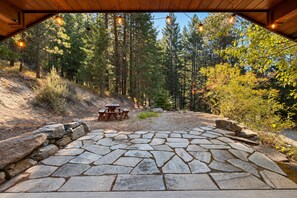 Cabin, 2 Bedrooms | Outdoor dining