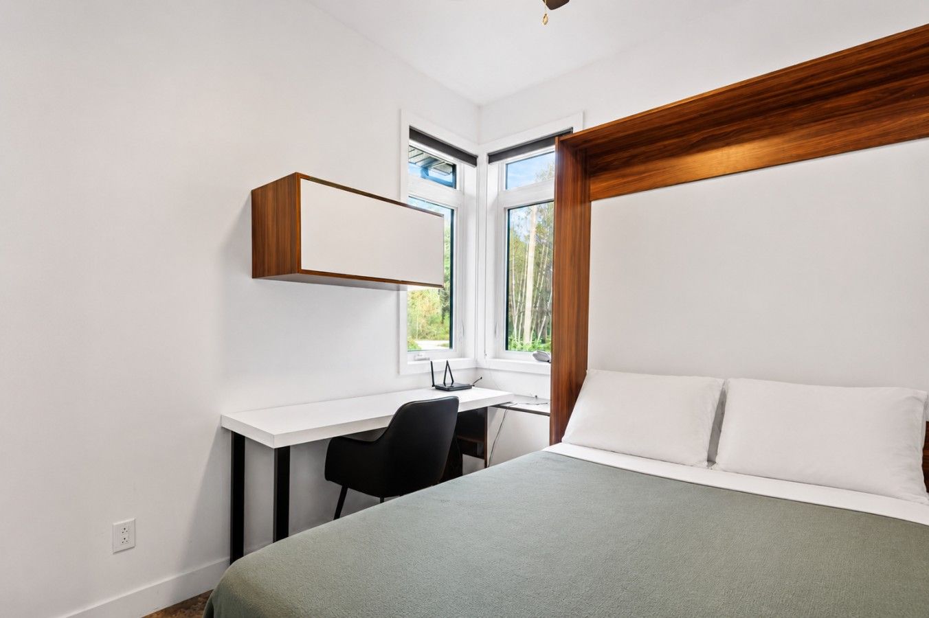 Une chambre à coucher avec un lit, un bureau et une chaise.